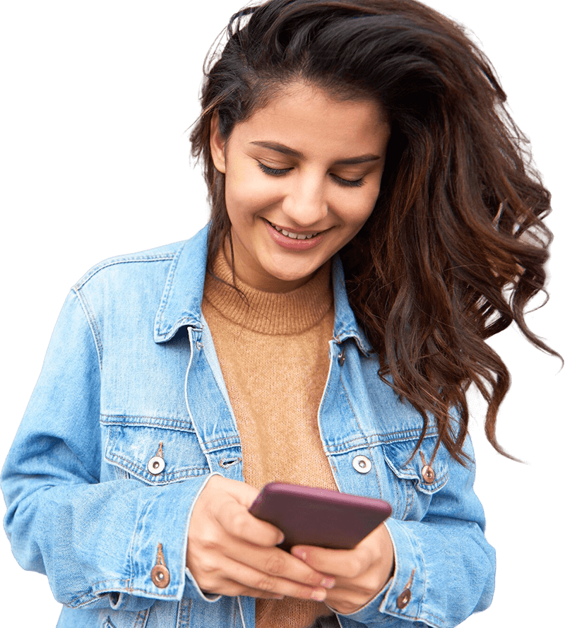 Mujer con su celular simulando un préstamo